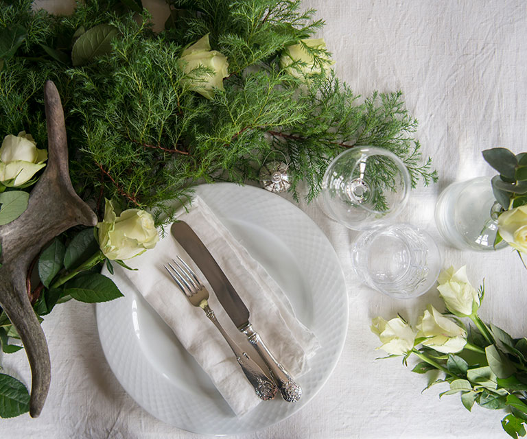Borddekning-ekte-jul-roser-gront.jpg