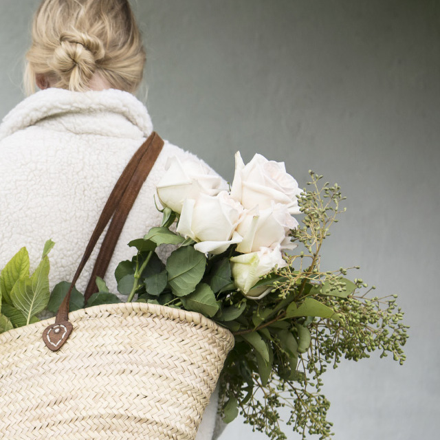 hvite-duftroser-i-kurv.jpg