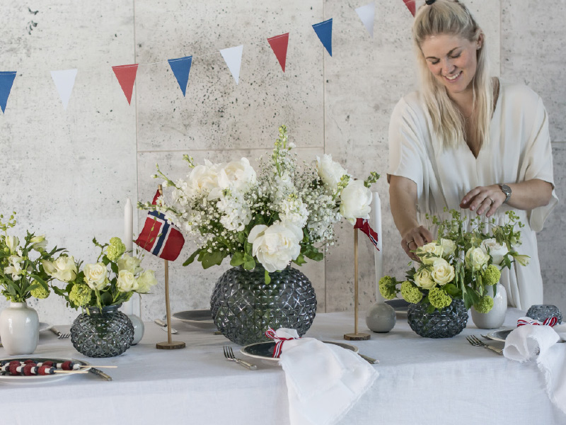 dame-som-dekker-bord-til-17mai.jpg