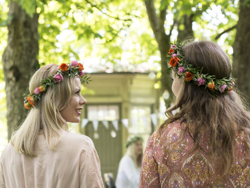 to-jenter-med-blomsterkrans-i-haret.jpg