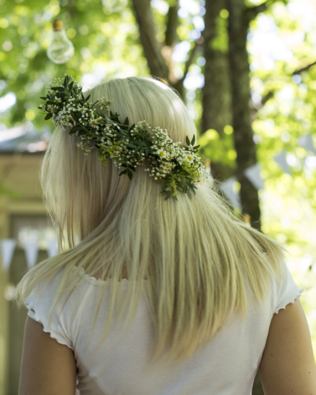 blomsterkrans-med-hvite-blomster.jpg