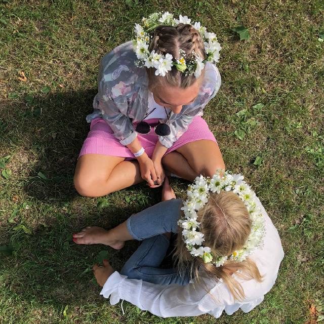 jenter-sett-ovenfra-med-blomsterkrans.jpg