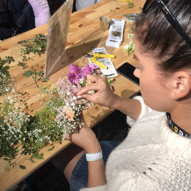 DIY-blomsterkrans-paa-festival.jpg