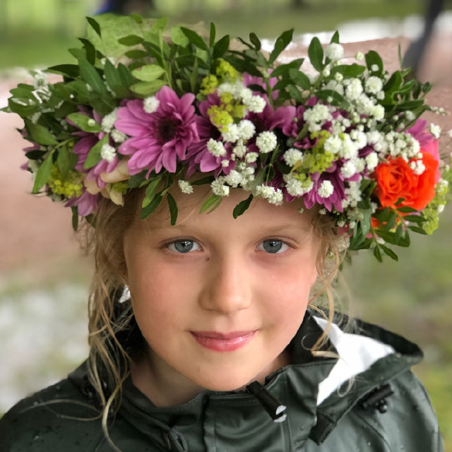 blomsterkrans-i-gront-lilla-og-oransje.jpg