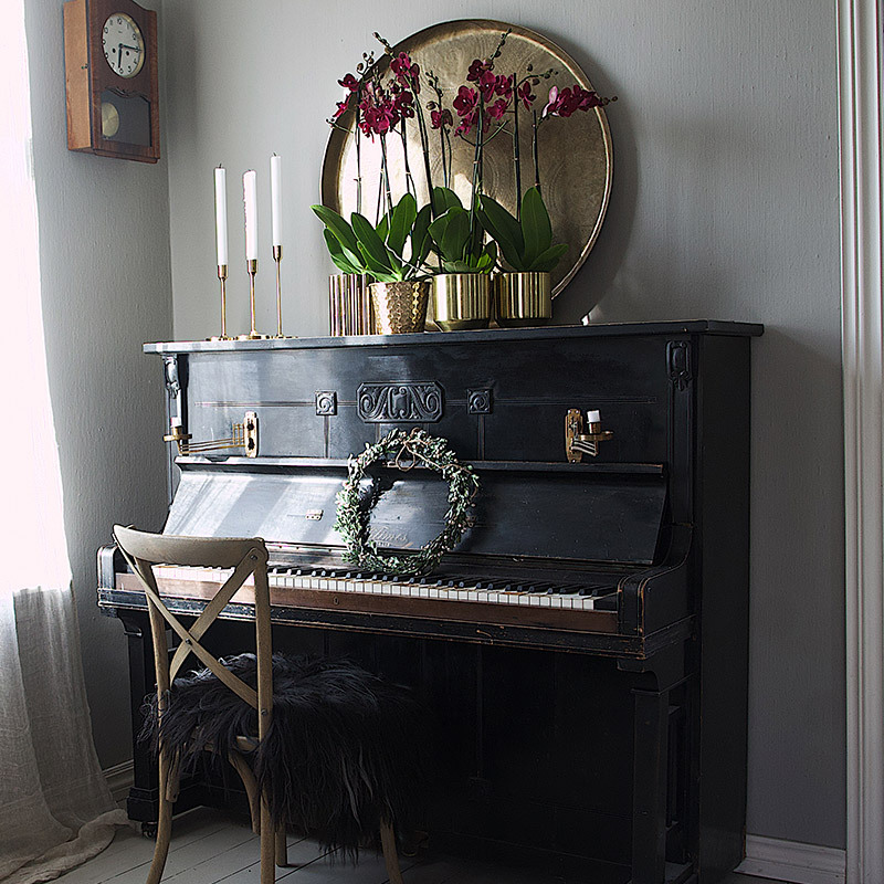 eksotisk-nyttaar-med-phalaenopsis-orkide-paa-piano-nostalgi.jpg