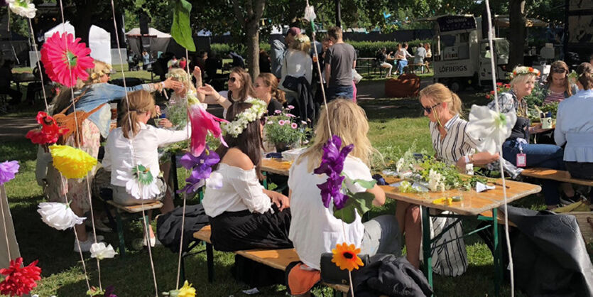 &Aring; binde blomsterkrans p&aring; festival