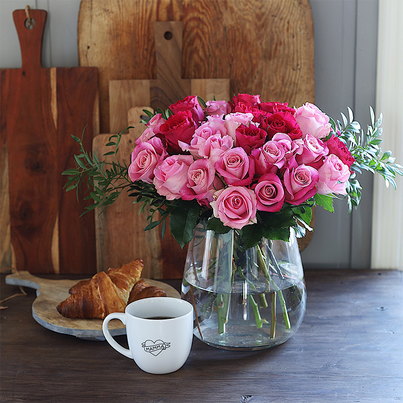roser-i-alle-farger-og-fasonger-roser-i-glassvase.jpg