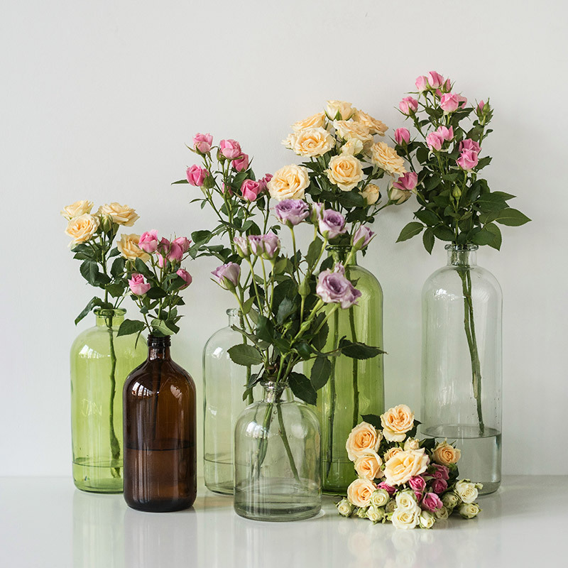 roser-i-alle-farger-og-fasonger-grenroser-i-glassvaser-flasker.jpg