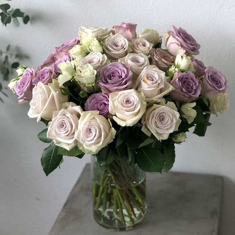 roser-i-alle-farger-og-fasonger-jubileumsroser-i-glassvase.jpg