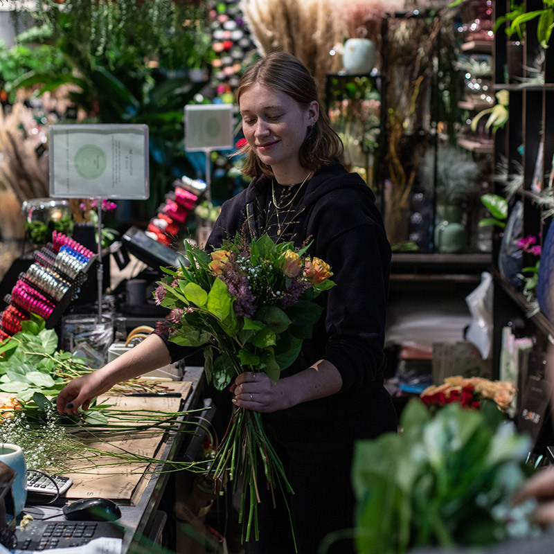 klikk-og-hent-ansatt-lager-blomsterbukett-til-deg.jpg