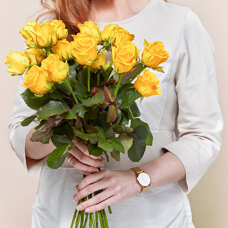 floriss-kundeklubb-rosekort-dame-holder-gul-bukett-roser.jpg