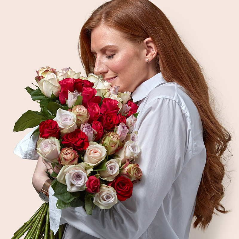 floriss-kundeklubb-rosekort-dame-lukter-paa-roser-bukett-roed-hvit-rosa.jpg