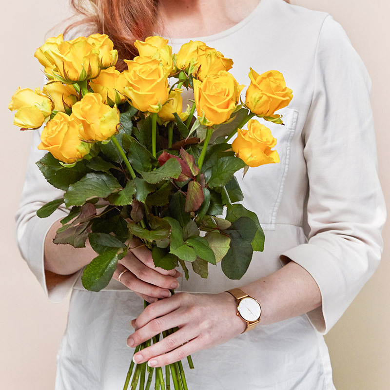 floriss-fordel-dame-holder-gul-bukett-roser.jpg