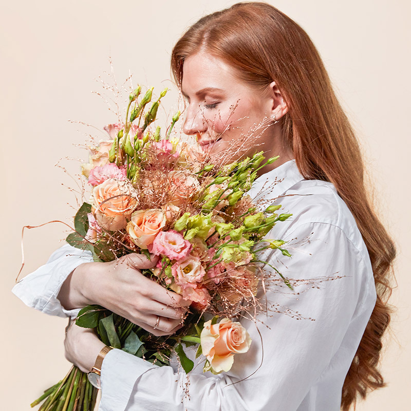 floriss-fordel-dame-lukter-paa-blomsterbukett-i-alle-farger.jpg