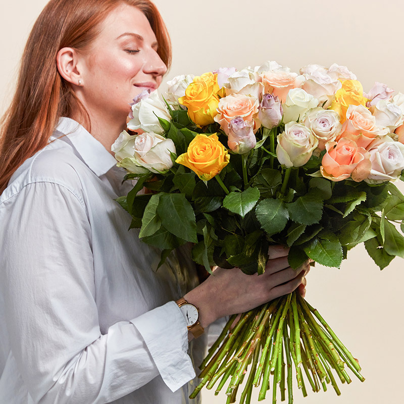 floriss-fordel-dame-lukter-paa-rosebukett-gul-hvit-rosa.jpg