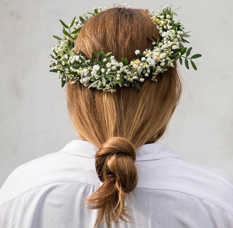 brudeslør i håret er yndig og romantisk