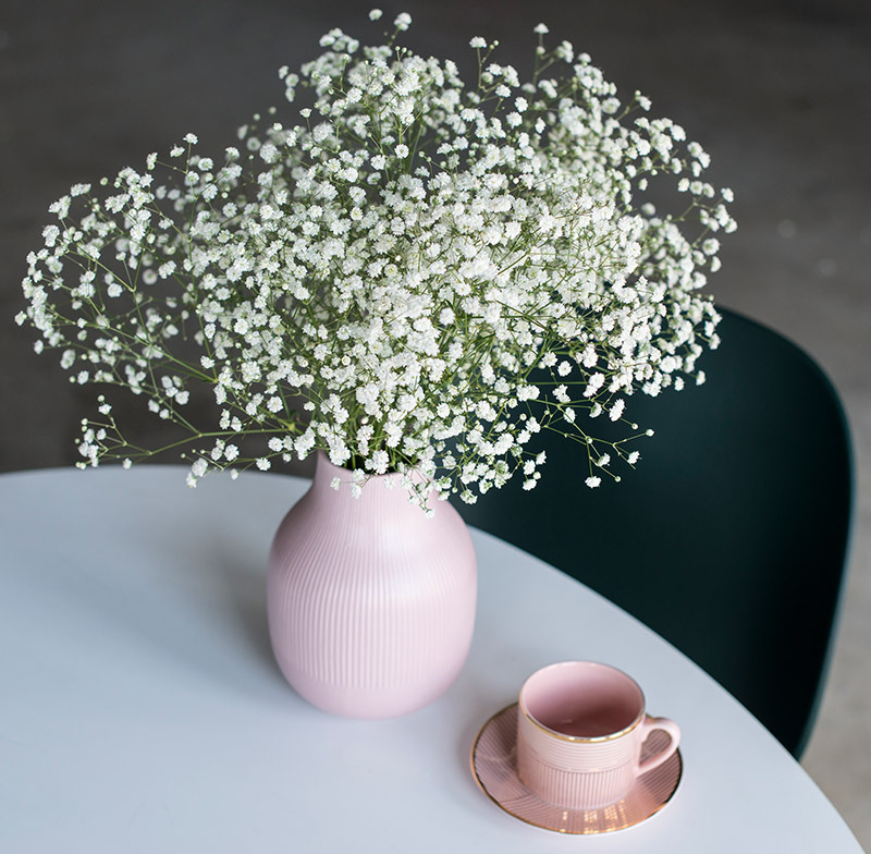 Yndig blomsterbukett med brudeslør i en klar eller farget glassvase