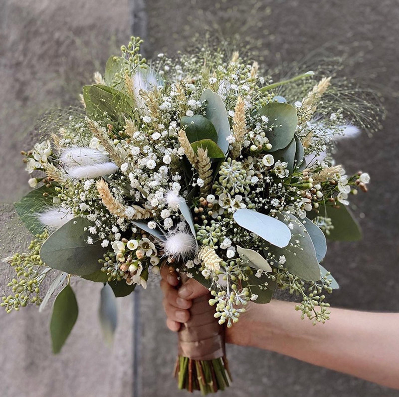 frodig blomsterbukett med alle variantene i en bukett brudeslør roser krysantemum