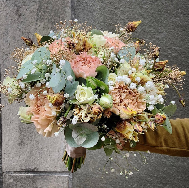 klassisk blomsterbukett med brudeslør og roser