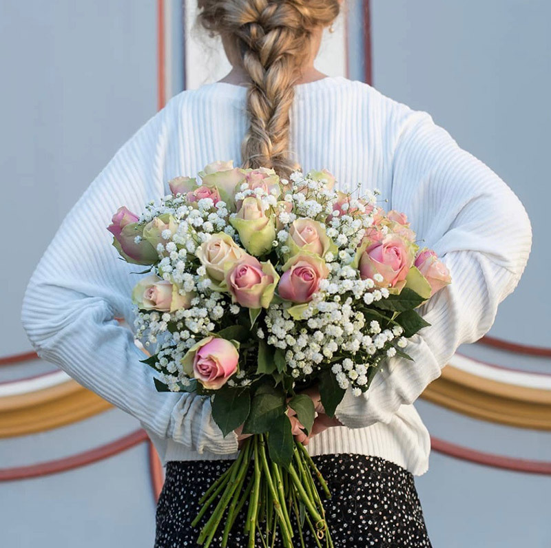 sommerlig blomsterbukett med brudeslør og krysantemum