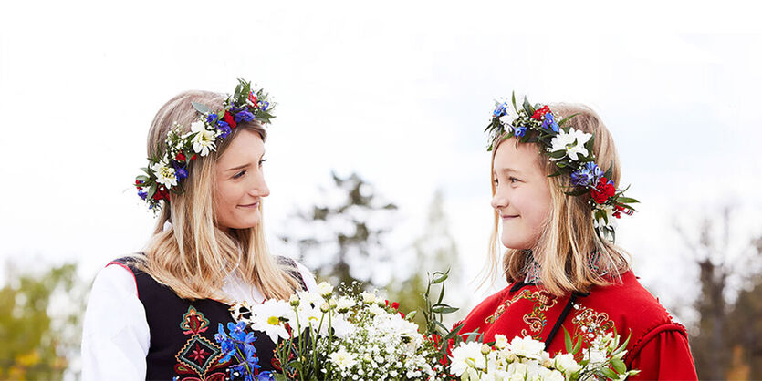 Festfin med blomster i håret