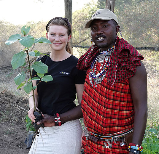 treplanting-i-kenya-masaimann-og-floriss-plater-tre.jpg