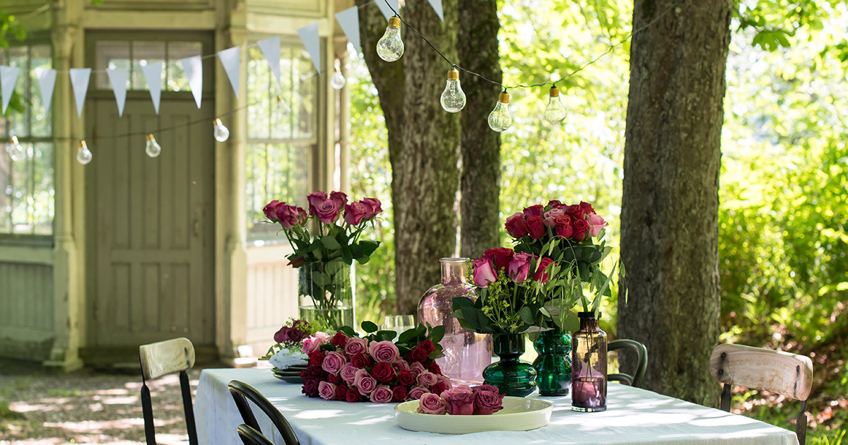 roser-til-fest-nydelig-borddekking-til-sommerfesten.jpg