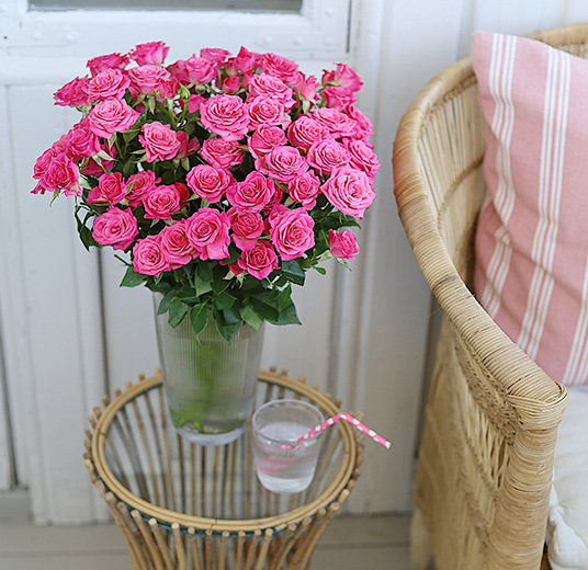 roser-til-fest-nydelige-festroser-i-vase-paa-uteplassen 2.jpg