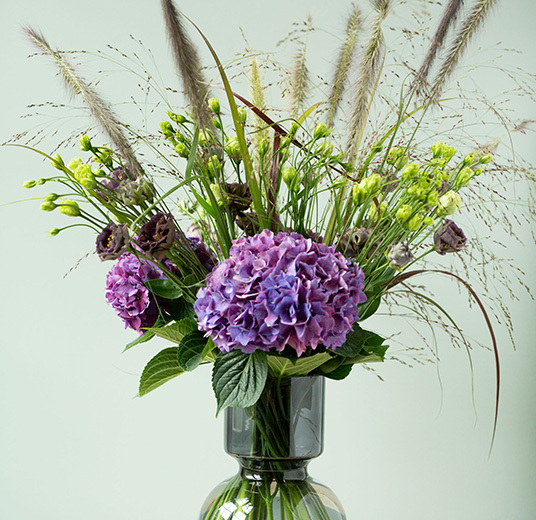 snittblomster-hoestfarger-i-glassvase 1.jpg