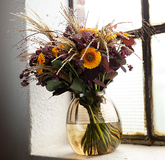 snittblomster-hoestfarger-i-glassvase 2.jpg