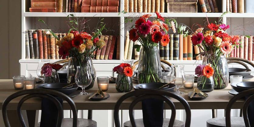 Pynt et blomstrende<br/> festbord til farsdag