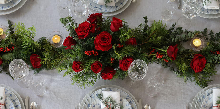 Slik pynter du julebordet<br/> med blomster