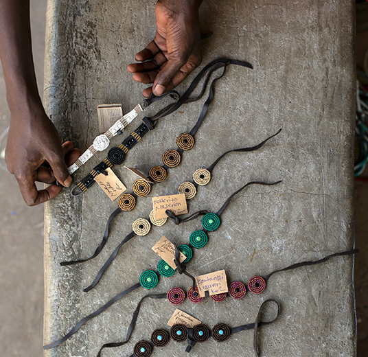 masaikvinner-basecamp-foundation-5-roser-med-mening-ny-2022-floriss