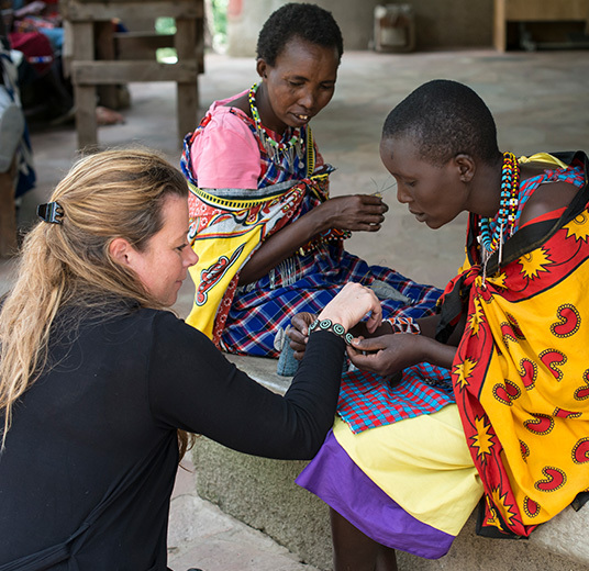 masaikvinner-basecamp-foundation-6-roser-med-mening-ny-2022-floriss