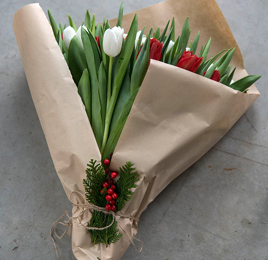 ekte-jul-bukett-roede-hvite-tulipaner-5-floriss.jpg