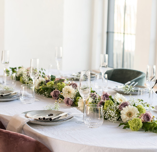borddekking-festbord-3-blomster-til-konfirmasjon-floriss.jpg