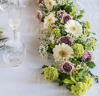 borddekking-festbord-7-blomster-til-konfirmasjon-floriss.jpg