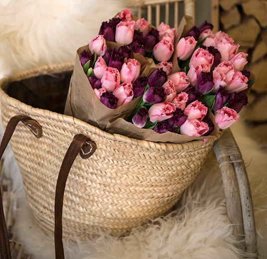 tulipaner-takk-interioertulipaner-buketter-i-kurv-ny-2023.jpg