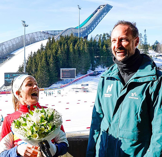 johaug-og-kronprins-haakon-holmenkollen-2022.jpg