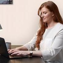 Person som sitter ved en laptop