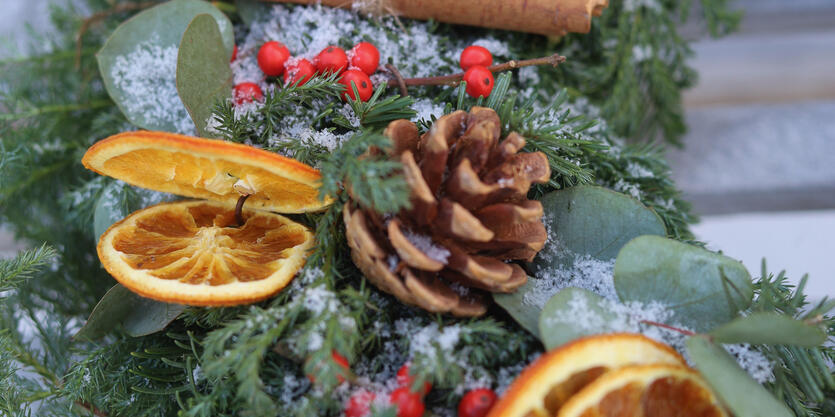 Lag julekrans med tørkede appelsiner