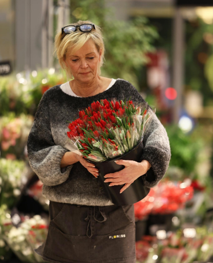 Johanne fra Floriss Lietorvet med flotte røde tulipaner