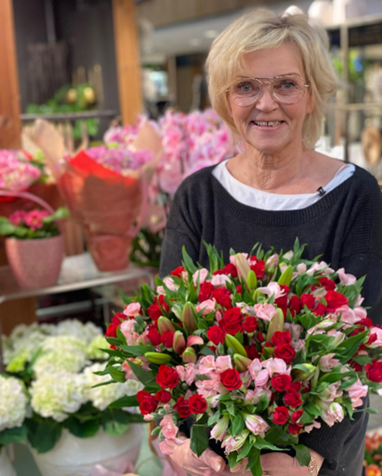 Johanne fra Floriss Lietorvet med flotte røde roser og rosa alstroemeria