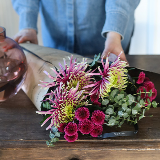 En flott bukett med tre ulike blomster-typer i papir