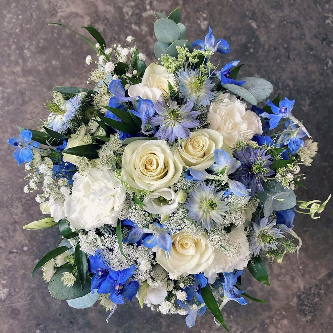 Blå og hvit brudebukett