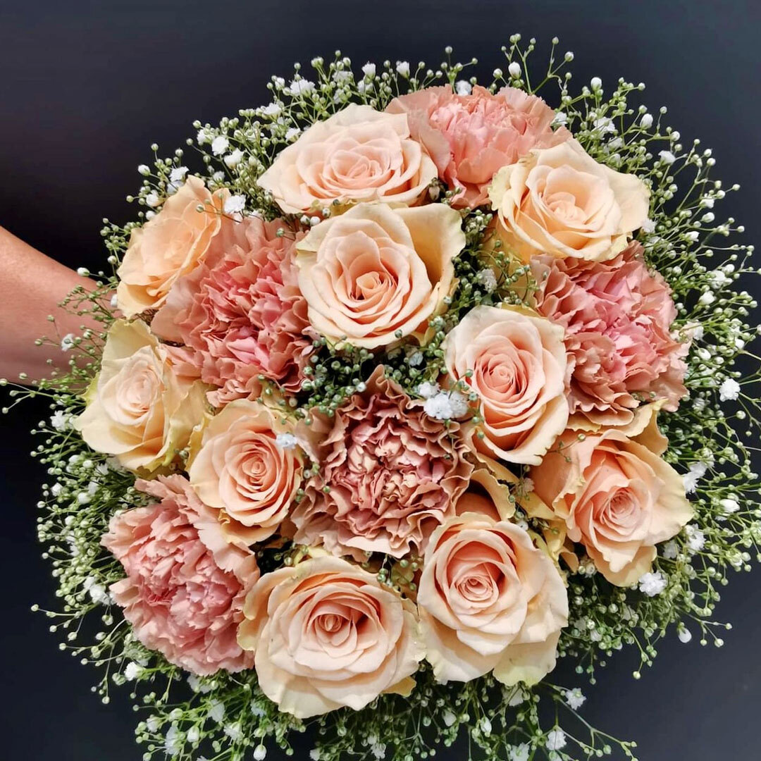 Brudebukett-fersken-roser-nellik-brudeslør