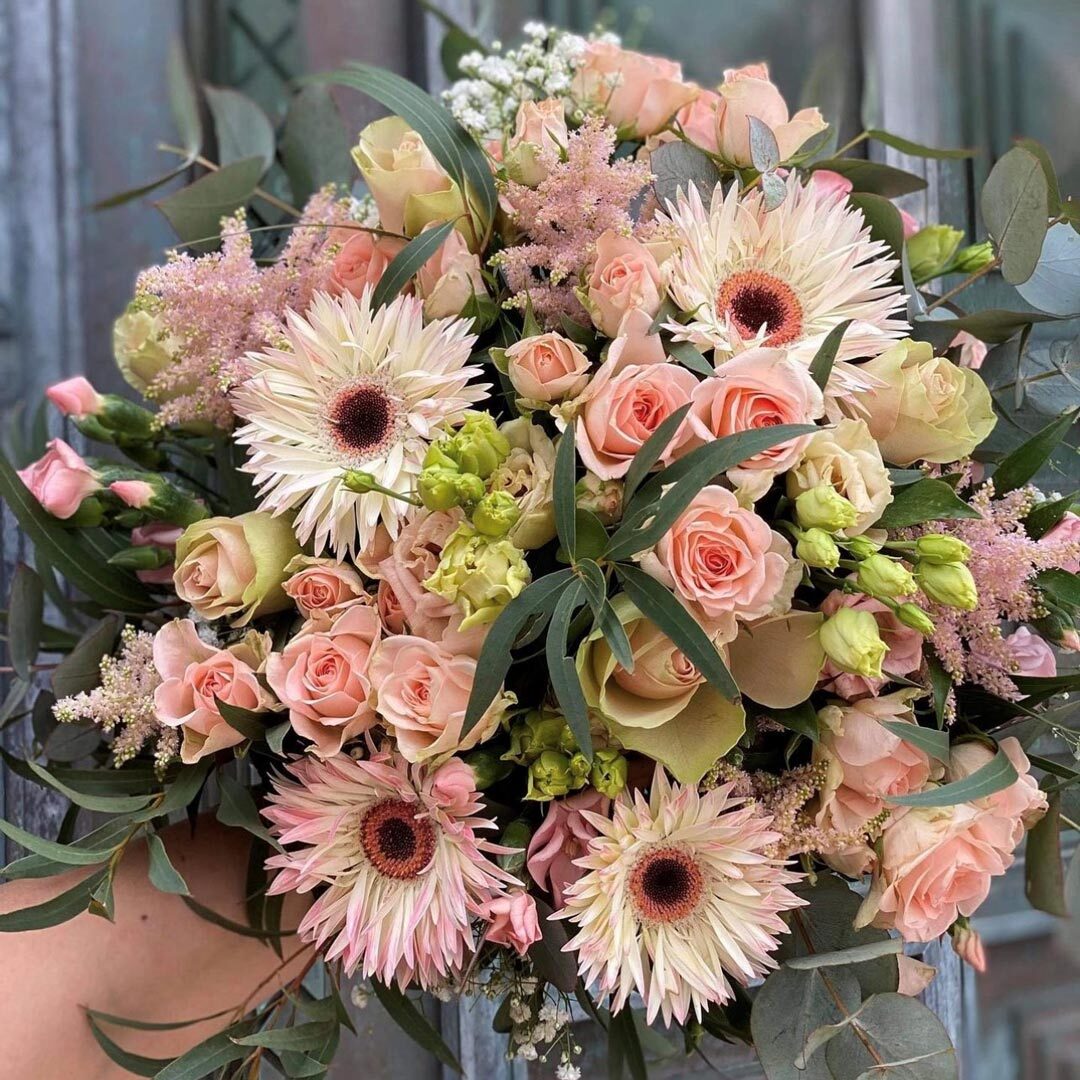 brudebukett i fersken-toner med germini og grenroser