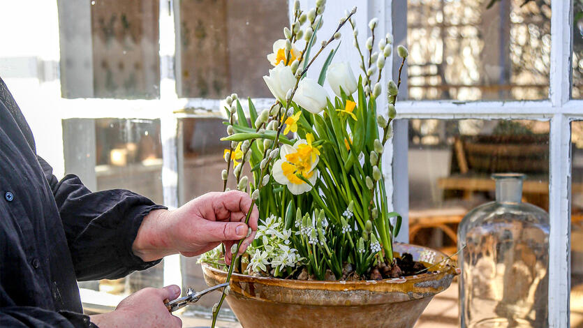 Slik lager du en dekorasjon med v&aring;rens vakreste l&oslash;kblomster
