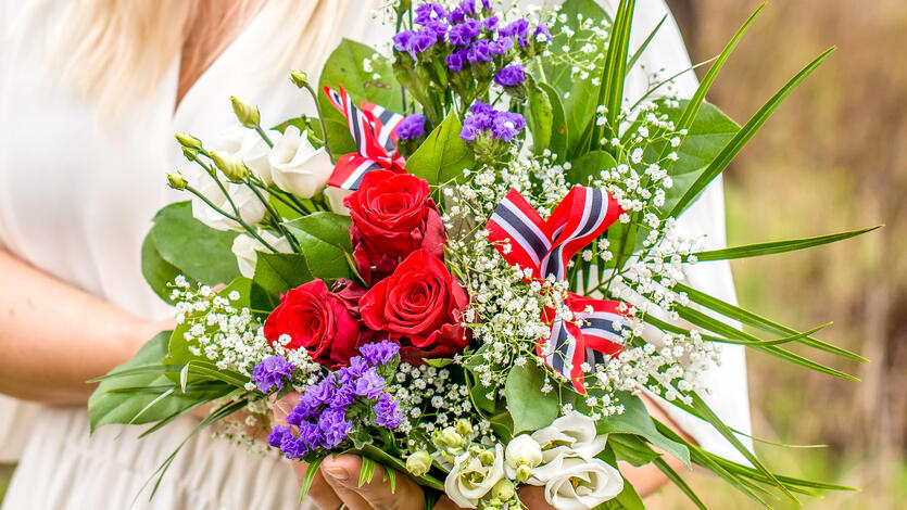 Hedre friheten og fellesskapet med blomster p&aring; 8. mai