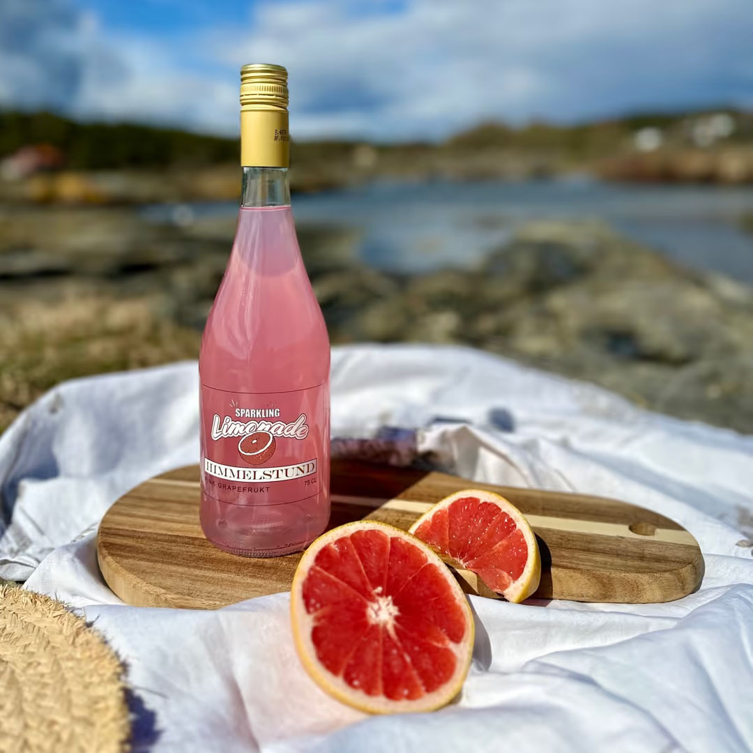Sparkling Limonade Pink Grape i strandkanten